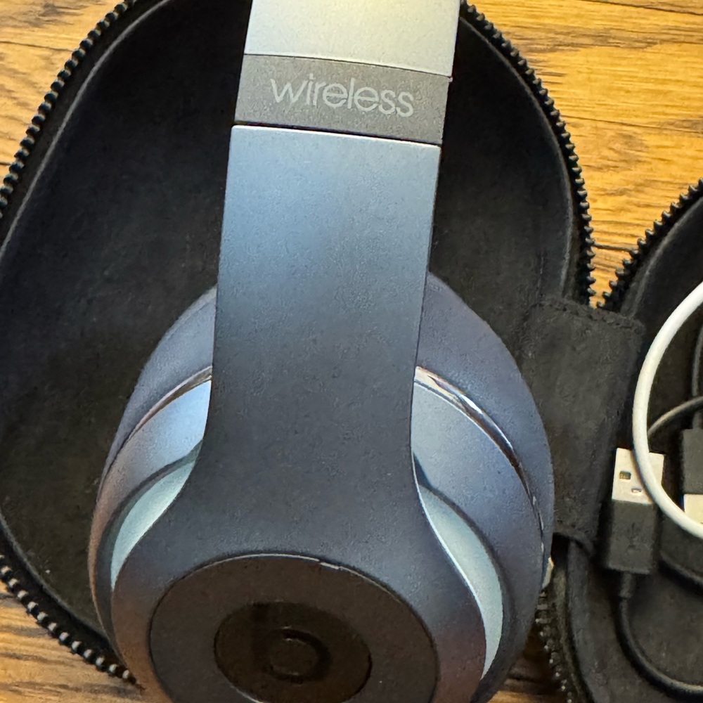 AUTHENTIC BEATS BLUE WIRELESS Headphones with ORIGINAL Case. - Picture 7 of 16